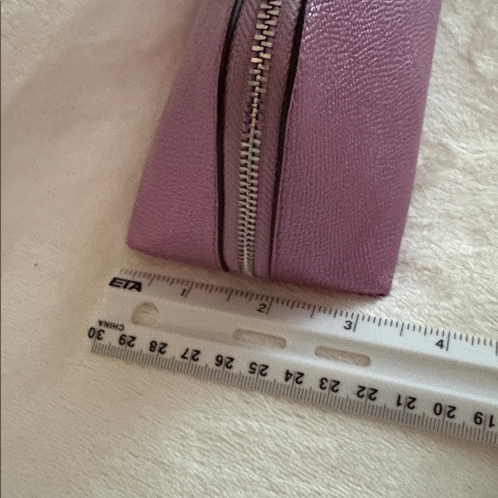Coach Purple Metallic Cosmetic Bag
A metallic lilac almost
Final sale - Picture 6 of 6